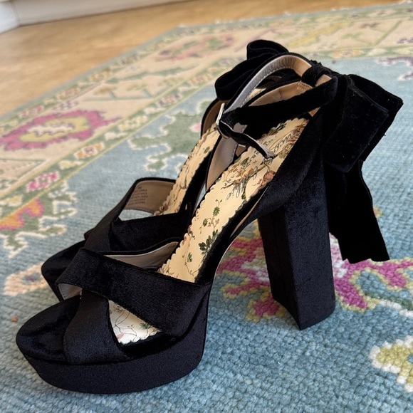 Antonio Melani by Nicola Bathie Black Velvet Heels with Bow - Picture 6 of 8